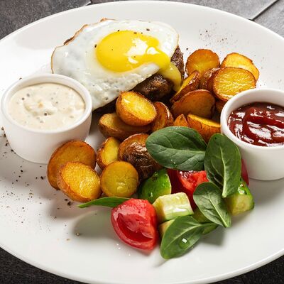 Рубленая котлета с яйцом и гарниром в Дача по цене 905 ₽