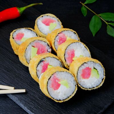 Ролл Темпура тунец в Суши и Роллы по цене 709 ₽