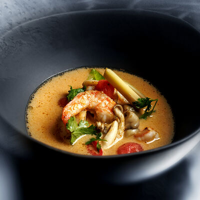 Том ям с тигровыми креветками, кальмаром, вешенками и паровым рисом в Sadko по цене 998 ₽