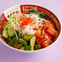 Донбури с лососем и авокадо в Bao Mochi