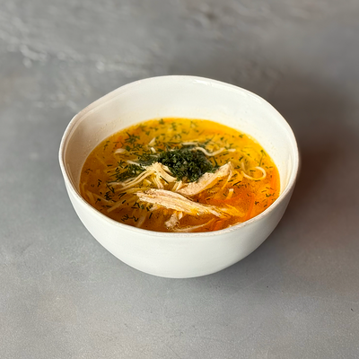 Суп куриный с домашней лапшой в Чайхана Баранжар по цене 425 ₽