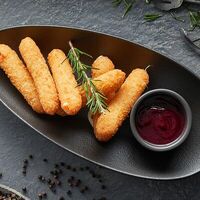 Сырные палочки с брусничным соусом в Garage