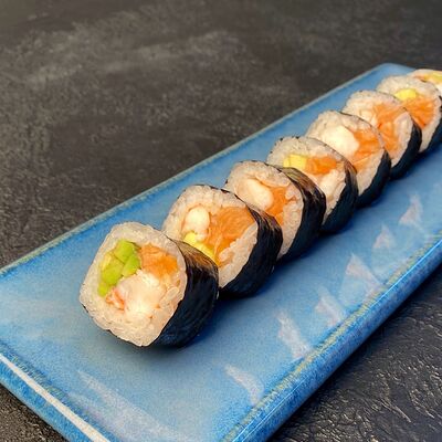 Футо маки в Лосось Sushi & Oysters по цене 670 ₽