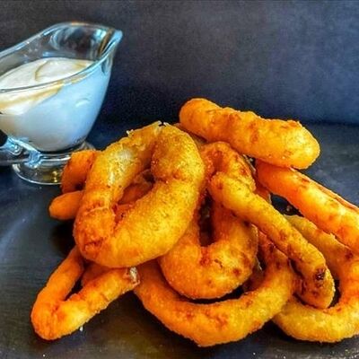 Луковые кольца с чесночным соусом в Гастропаб Ёж по цене 339 ₽