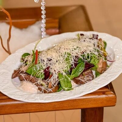 Микс-салат с телятиной, соусом тоннато и черными груздями в Библиотека по цене 870 ₽