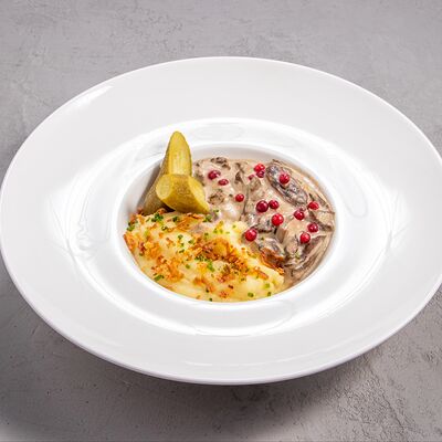 Бефстроганов из мраморной говядины с картофельным пюре в Brasserie Kriek по цене 1090 ₽