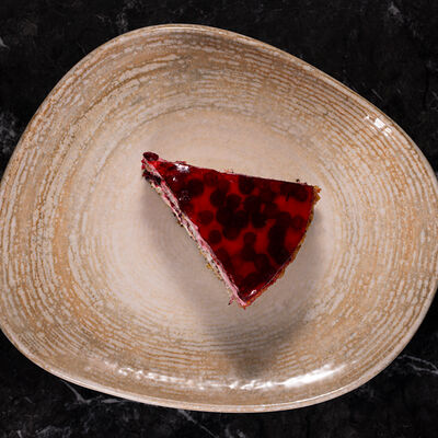 Пирожное маковое с брусникой в Наша хвоя по цене 390 ₽