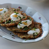 Драники со сметаной и щучьей икрой в Shamparen