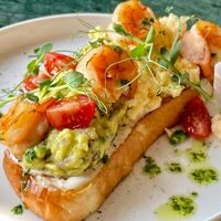 Бриошь с гуакамоле, креветками и скрэмблом в Матильда