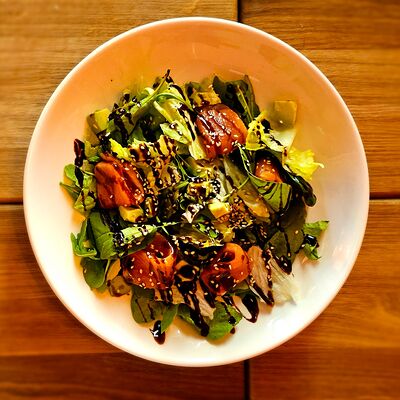 Микс салат со слабосоленым лососем, авокадо и заправкой из бальзамика в Soju по цене 800 ₽