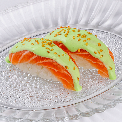 Суши с лососем и соусом васаби в Gaijin по цене 590 ₽