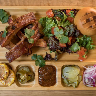 Свиные ребра в Smoker & Brisket по цене 650 ₽