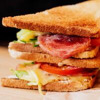 Сэндвич с ветчиной и сыром сулугунив Swede