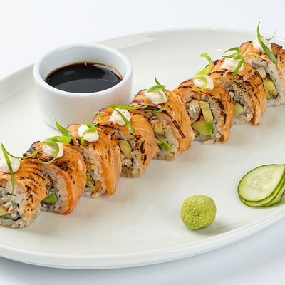 Ролл с опалённым лососем в Магадан по цене 1380 ₽