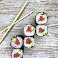 Классический ролл с тунцом и огурцом в Umami