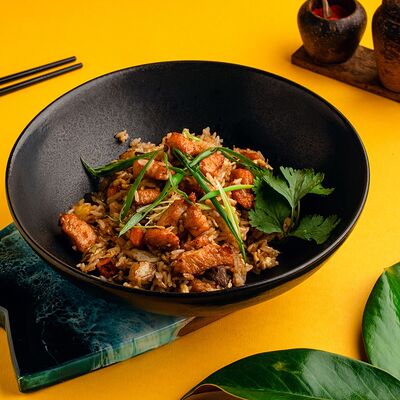 Жареный рис с курицей и яйцом в Thai Fun по цене 600 ₽