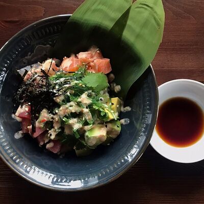 Поке с тунцом, лососем и авокадо в Miso izakaya по цене 570 ₽