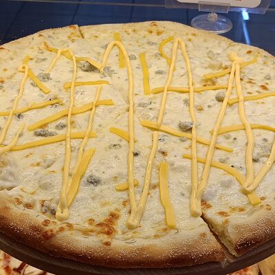 Пицца Четыре Сыра в Жарко вкусно по цене 750 ₽