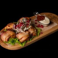 Шашлык из куриной грудки в беконе в Соус