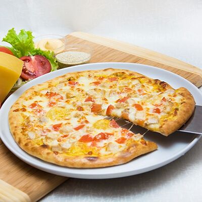 Пицца Куриная на сырном соусе в Prima Pizza по цене 469 ₽