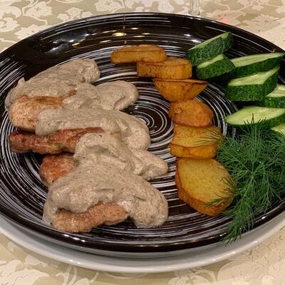 Медальоны из свиной вырезки под грибным соусомв Сказка lounge по цене 710 ₽