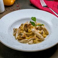 Феттуччине с курицей и грибами в Mokka