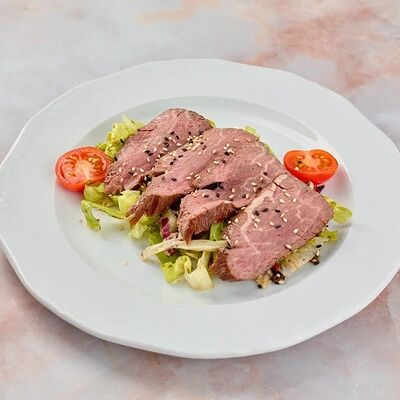 Салат с Ростбифом и пикантным соусом в Территория вкуса Novelty по цене 1200 ₽