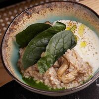 Зеленая греча с вешенками и сырным соусом в Anooka