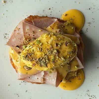 Хашбраун с мортаделлой, яйцом пашот и соусом голландез в MeatBarrique по цене 500 ₽