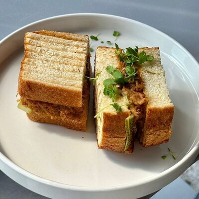 Сэндвич с рваной свининой в Camon Cafe по цене 930 ₽