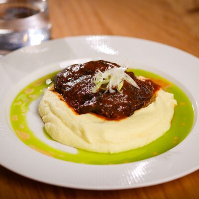 Говяжьи щечки с картофельным пармантье и булгуром в Butik по цене 800 ₽