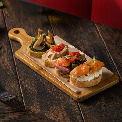 Ассорти брускетт в Kinza по цене 575 ₽