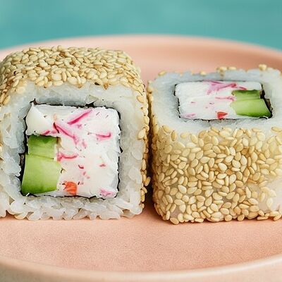 Ролл Калифорния с кунжутом в Sushi Street по цене 359 ₽