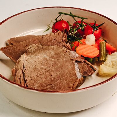 Говядина отварная с овощамив Клевая блиновая по цене 385 ₽