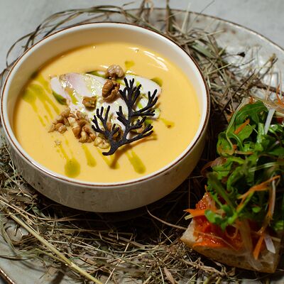 Сливочный крем-суп с креветками и хрустящей брускеттой в ТО САМОЕ по цене 660 ₽