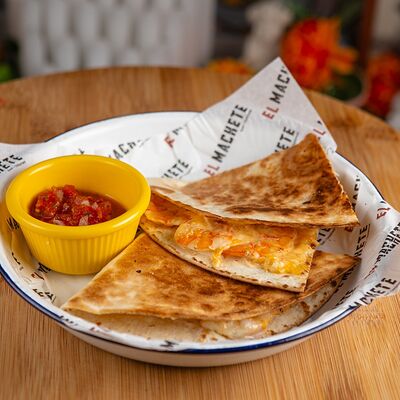 Кесадилья с хрустящей креветкой в El Machete по цене 660 ₽