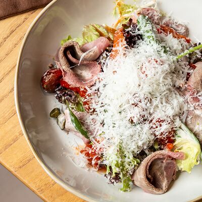 Салат с говядиной и запеченными перцами в соусе адобо в Wine and Whiskey by Simple по цене 950 ₽