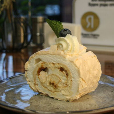 Меренговый рулет с фундучной пастой в Эклер&Кофе по цене 280 ₽