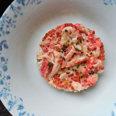 Праздничный Оливье с сахалинским крабом, бермонте и домашней красной икрой в Kalabasa по цене 1688 ₽