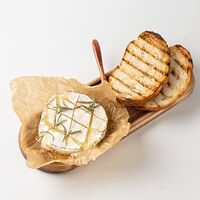 Запеченный сыр камамбер с розмарином и медом в Финнеганс Вейк