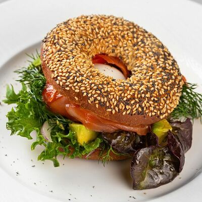 Бэйгл с лососем домашнего посола в Кофемания ХП! по цене 950 ₽