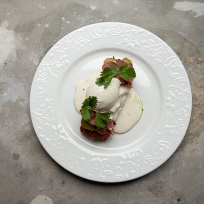 Большой завтрак Драник с Ростбифом, яйцом пашот и соусом Чеддер в ЗоЗо по цене 595 ₽