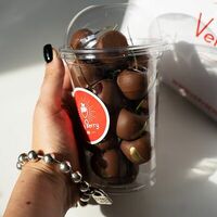 Целый стакан черешни в молочном шоколаде в Клубника в шоколаде VeryBerryLab