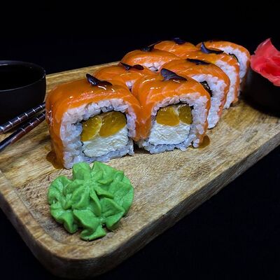 Ролл Филадельфия с мандарином в Свои Суши по цене 607 ₽