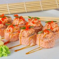 Ролл опаленный япончик в Луиджи & Тосё