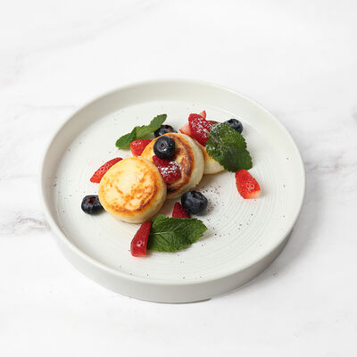 Сырники со свежими ягодами в MOGU по цене 520 ₽