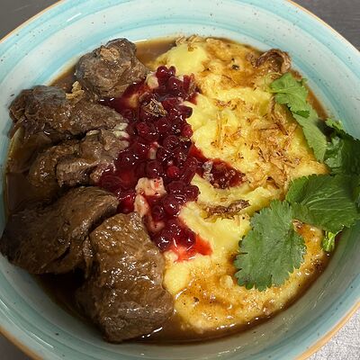 Говяжьи щечки с картофельным пюрев Орида по цене 1250 ₽