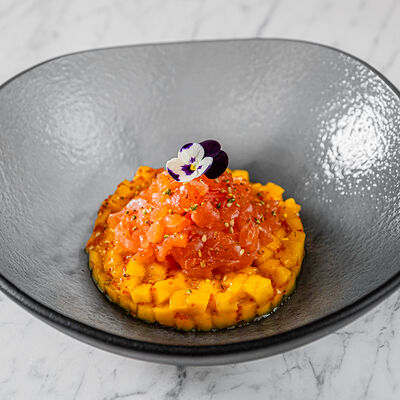 Тартар из лосося, манго и икры летучей рыбы в Dragon по цене 1550 ₽