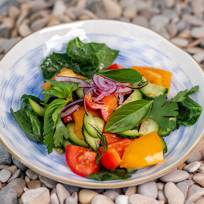 Салат из двух видов помидор, огурцов, перца и крымского лука в Селёдочная по цене 483 ₽