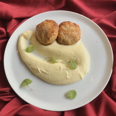 Котлетки с пюре в Вино и еда по цене 590 ₽